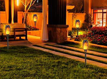 Antorchas efecto llama en porche chalet